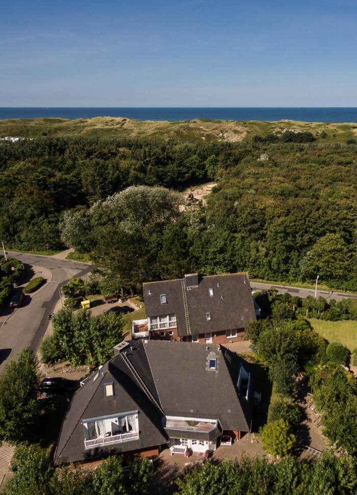 Luftaufnahme unseres Hotels am Südwäldchen in Strandnähe
